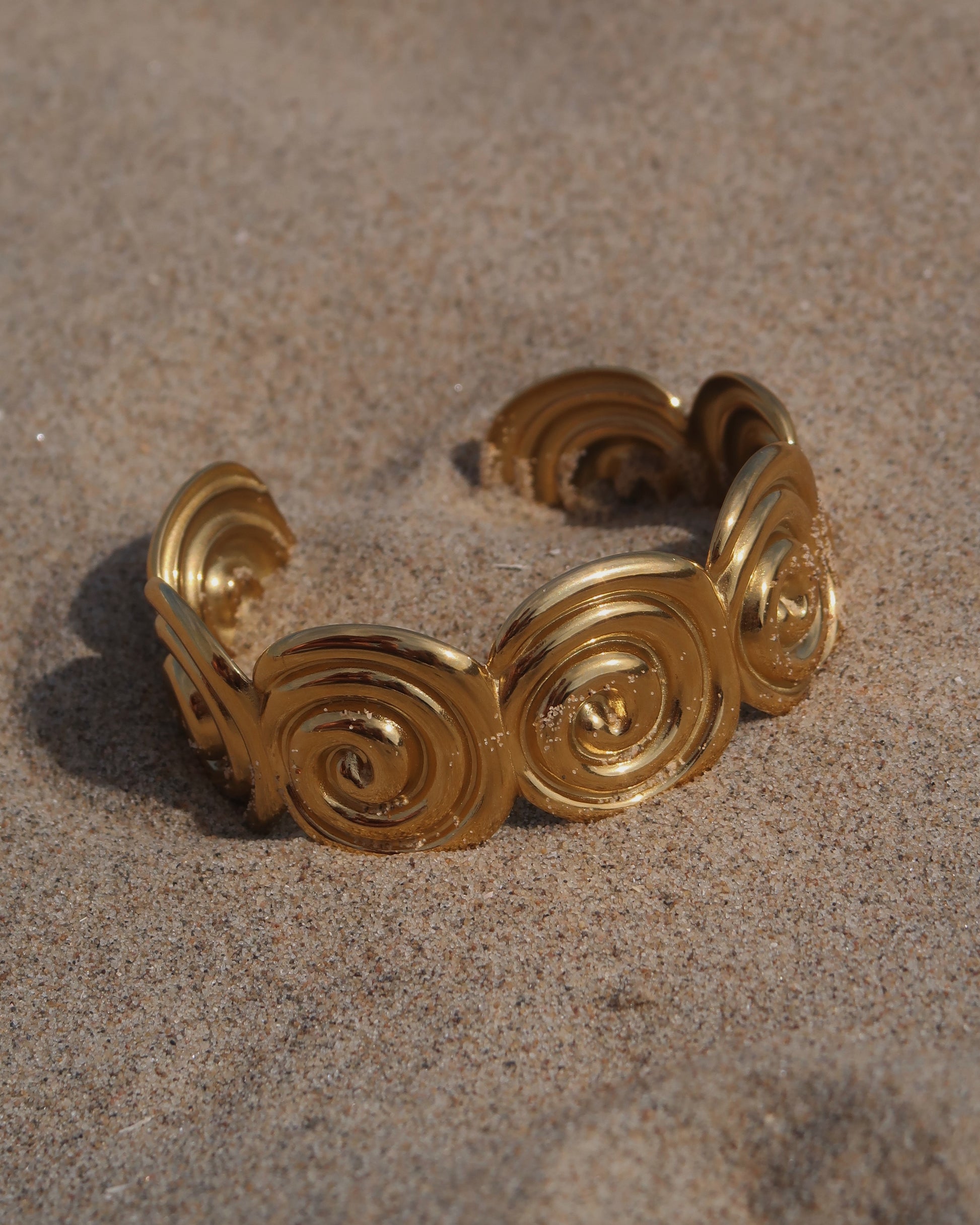 Verstelbare gouden armband met grove schelpen, gemaakt van stainless steel