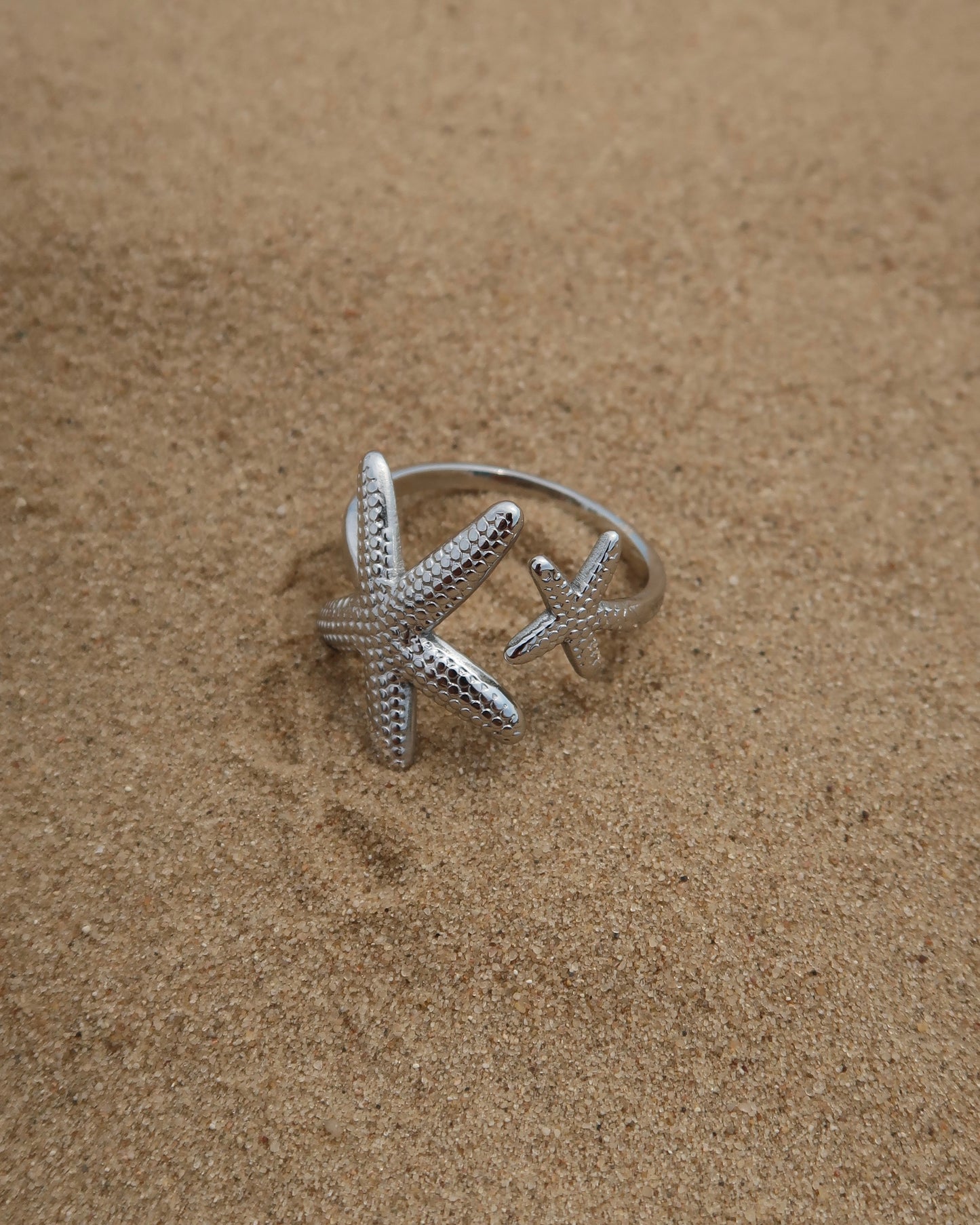 Zanzibar Ring: zilveren ring met open design en twee zeesterren. Speelse zomerse look, stainless steel en waterproof.