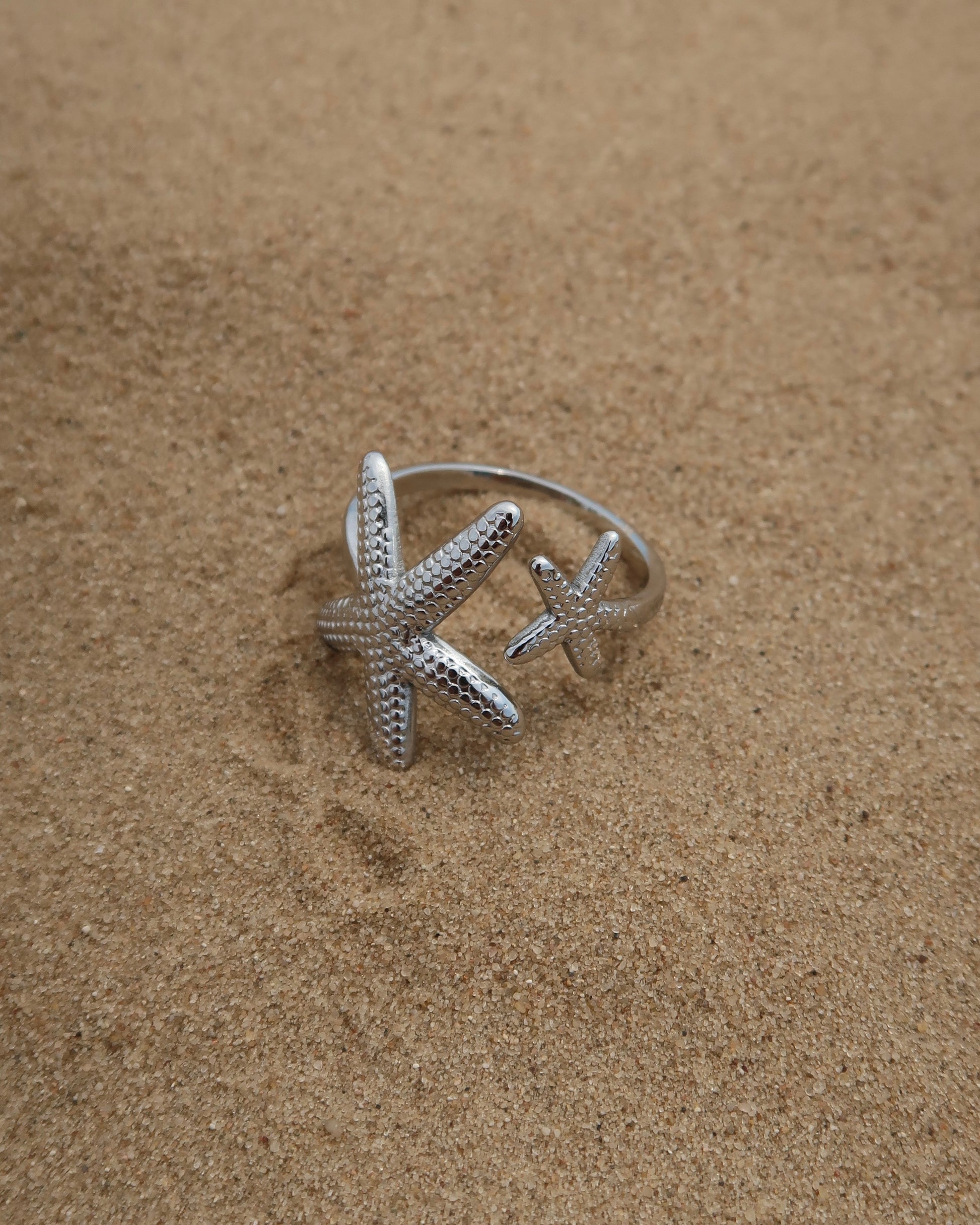 Zanzibar Ring: zilveren ring met open design en twee zeesterren. Speelse zomerse look, stainless steel en waterproof.