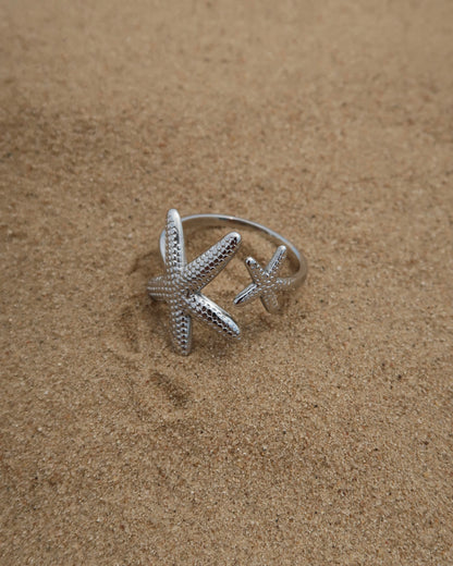 Zanzibar Ring: zilveren ring met open design en twee zeesterren. Speelse zomerse look, stainless steel en waterproof.
