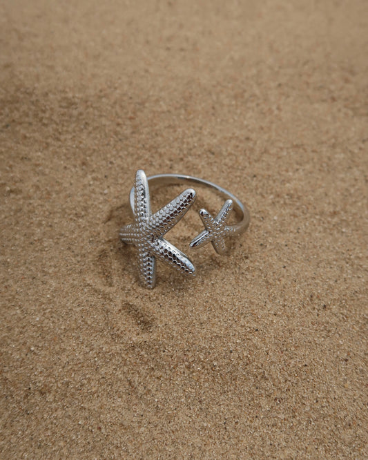 Zanzibar Ring: zilveren ring met open design en twee zeesterren. Speelse zomerse look, stainless steel en waterproof.