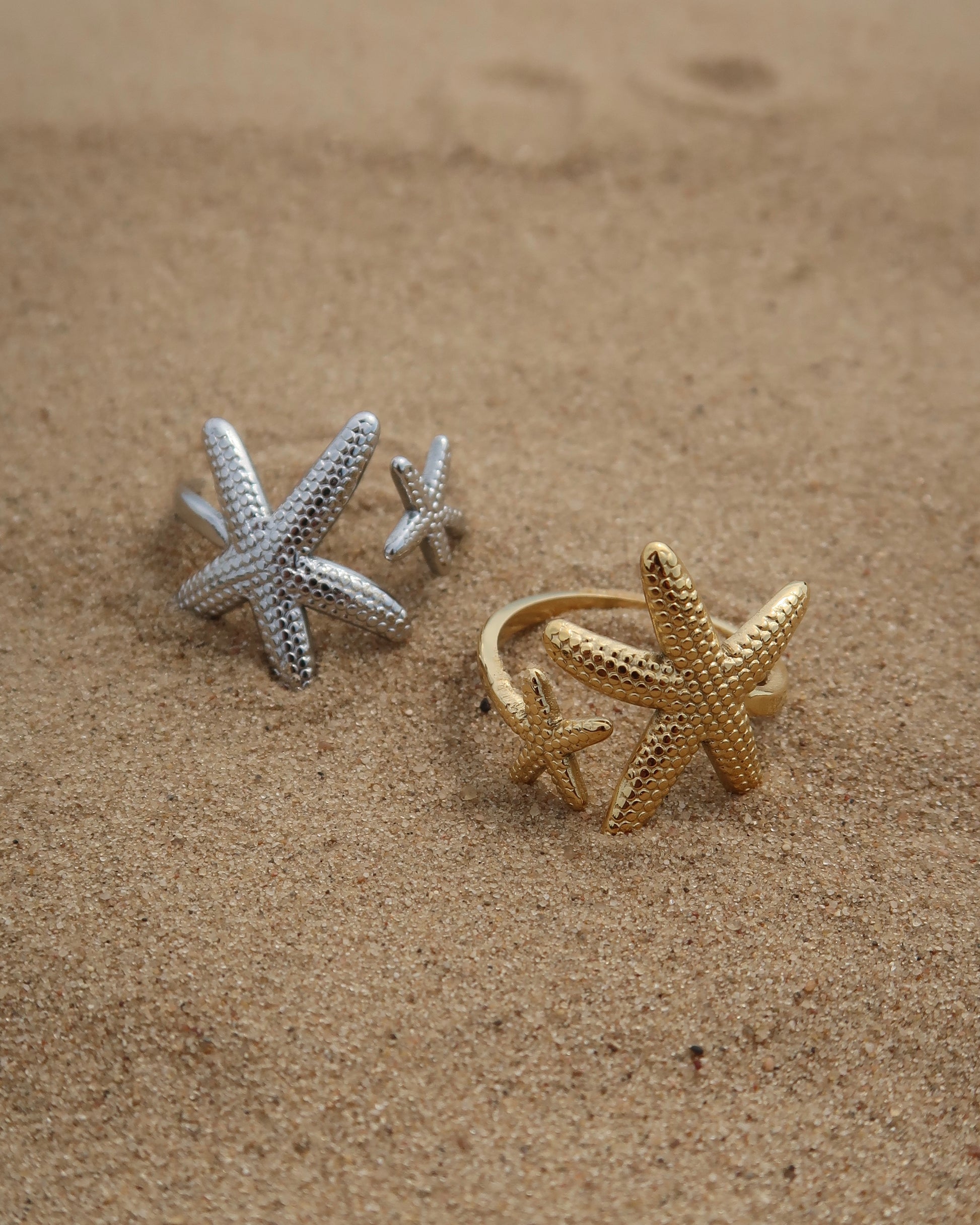 Zanzibar Ring: gouden of zilveren ring met open design en twee zeesterren. Speelse zomerse look, stainless steel en waterproof.