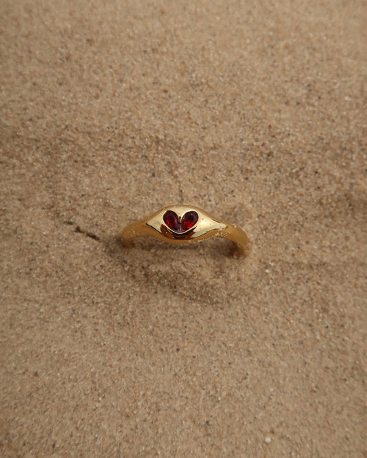 Paris Ring: subtiele gouden ring met rood hartdetail. Perfect als cadeautje of voor jezelf, stainless steel en waterproof.
