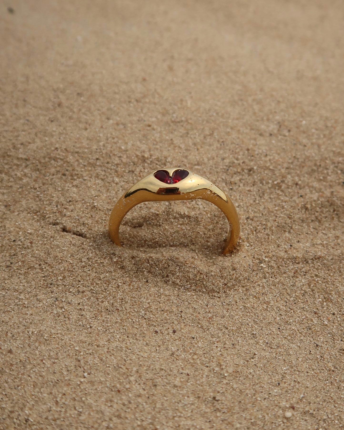 Paris Ring: subtiele gouden ring met rood hartdetail. Perfect als cadeautje of voor jezelf, stainless steel en waterproof.
