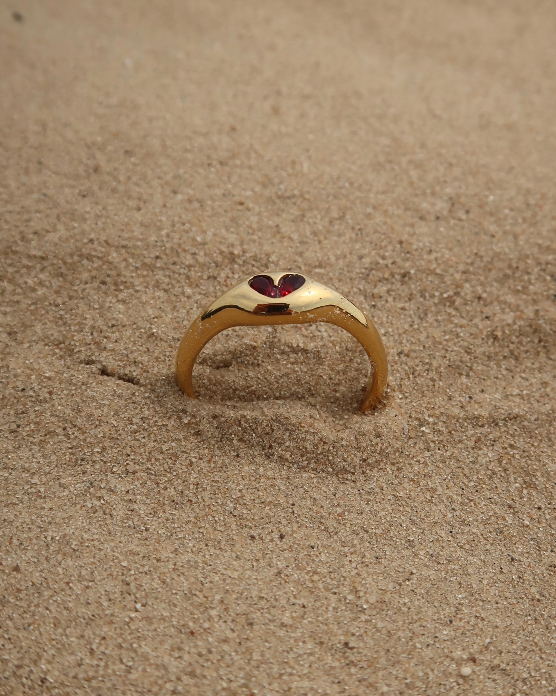 Paris Ring: subtiele gouden ring met rood hartdetail. Perfect als cadeautje of voor jezelf, stainless steel en waterproof.