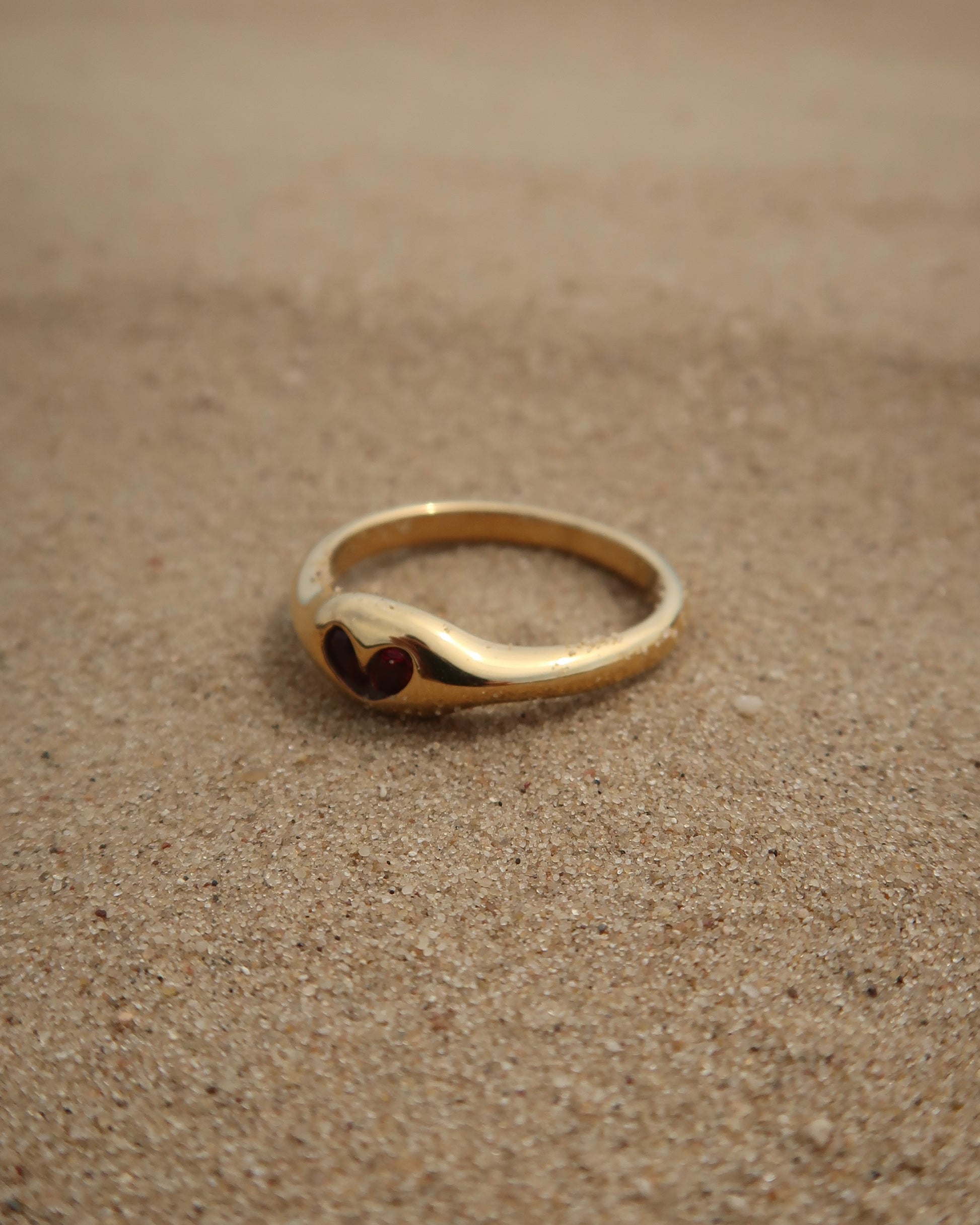 Paris Ring: subtiele gouden ring met rood hartdetail. Perfect als cadeautje of voor jezelf, stainless steel en waterproof.