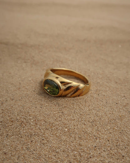 Ember Ring: elegante gouden ring met reliëf en groene steen als eyecatcher. Chique uitstraling, stainless steel en waterproof.