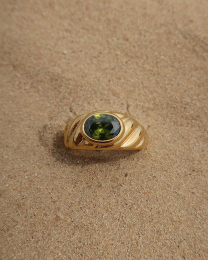 Ember Ring: elegante gouden ring met reliëf en groene steen als eyecatcher. Chique uitstraling, stainless steel en waterproof.