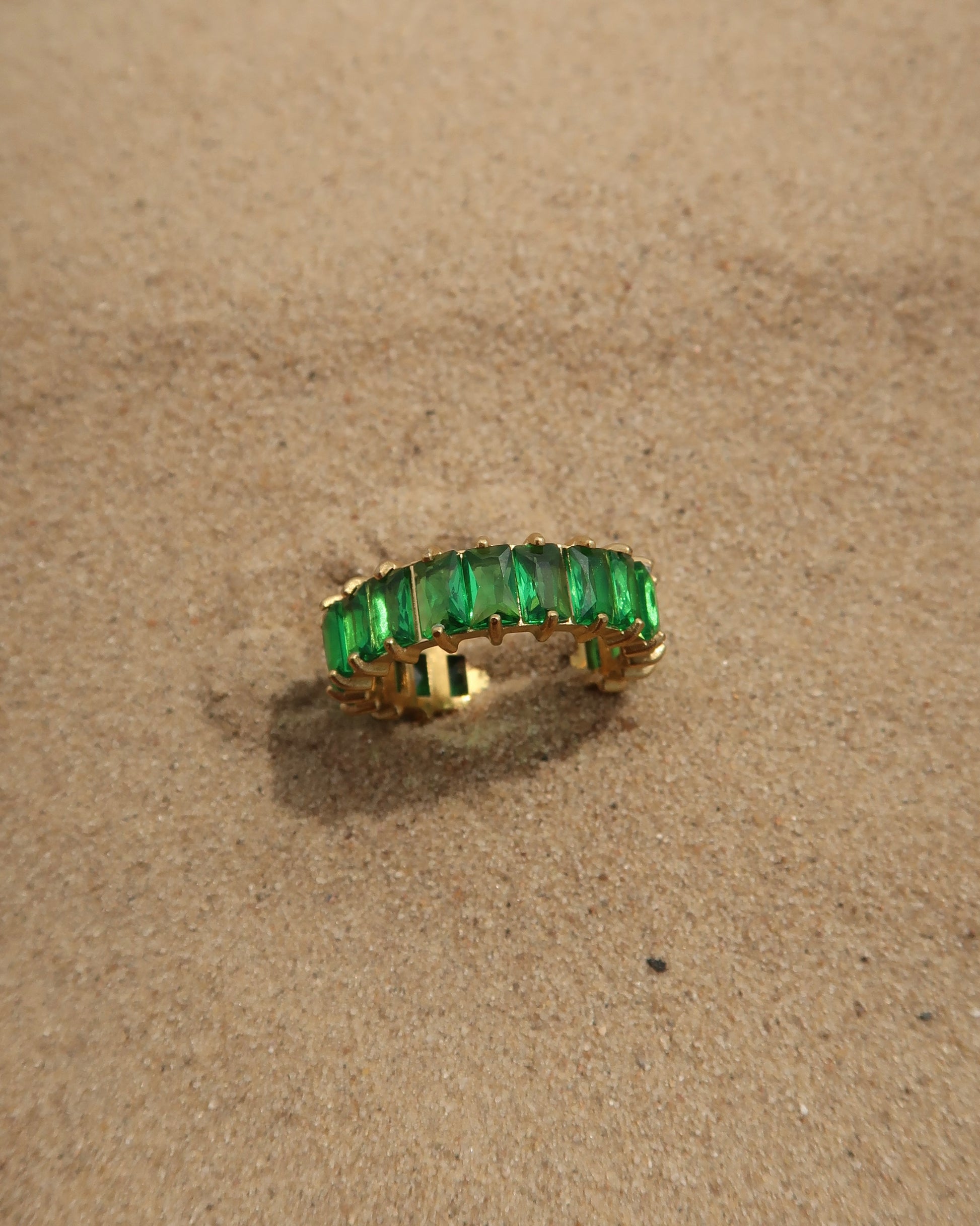 Madeira Ring in groen: goudkleurige ring met glinsterende groene steentjes. Waterproof en van stainless steel.