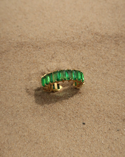 Madeira Ring in groen: goudkleurige ring met glinsterende groene steentjes. Waterproof en van stainless steel.