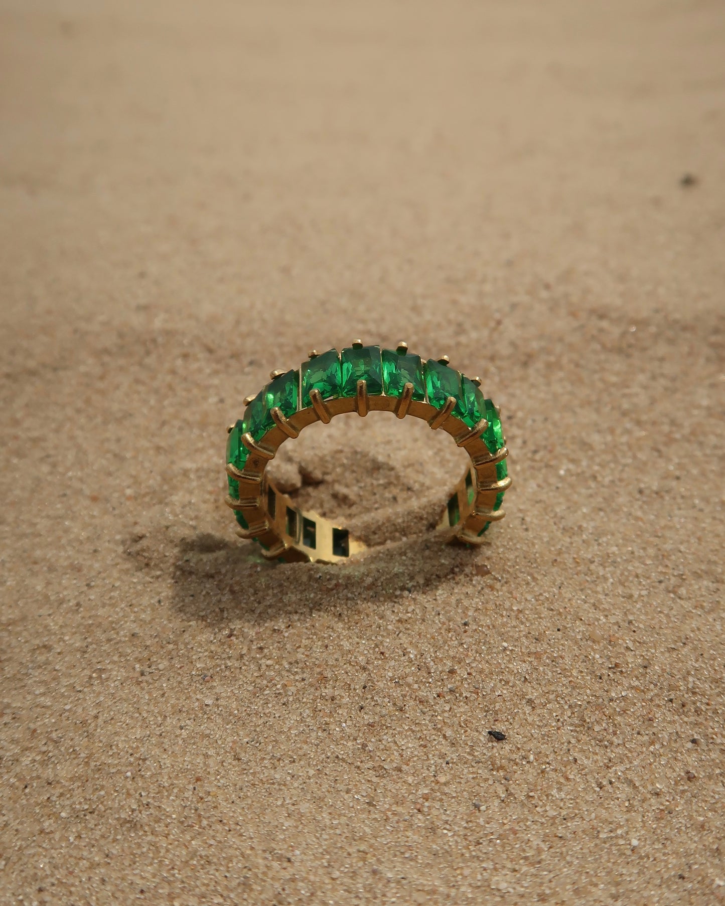 Madeira Ring in groen: goudkleurige ring met glinsterende groene steentjes. Waterproof en van stainless steel.