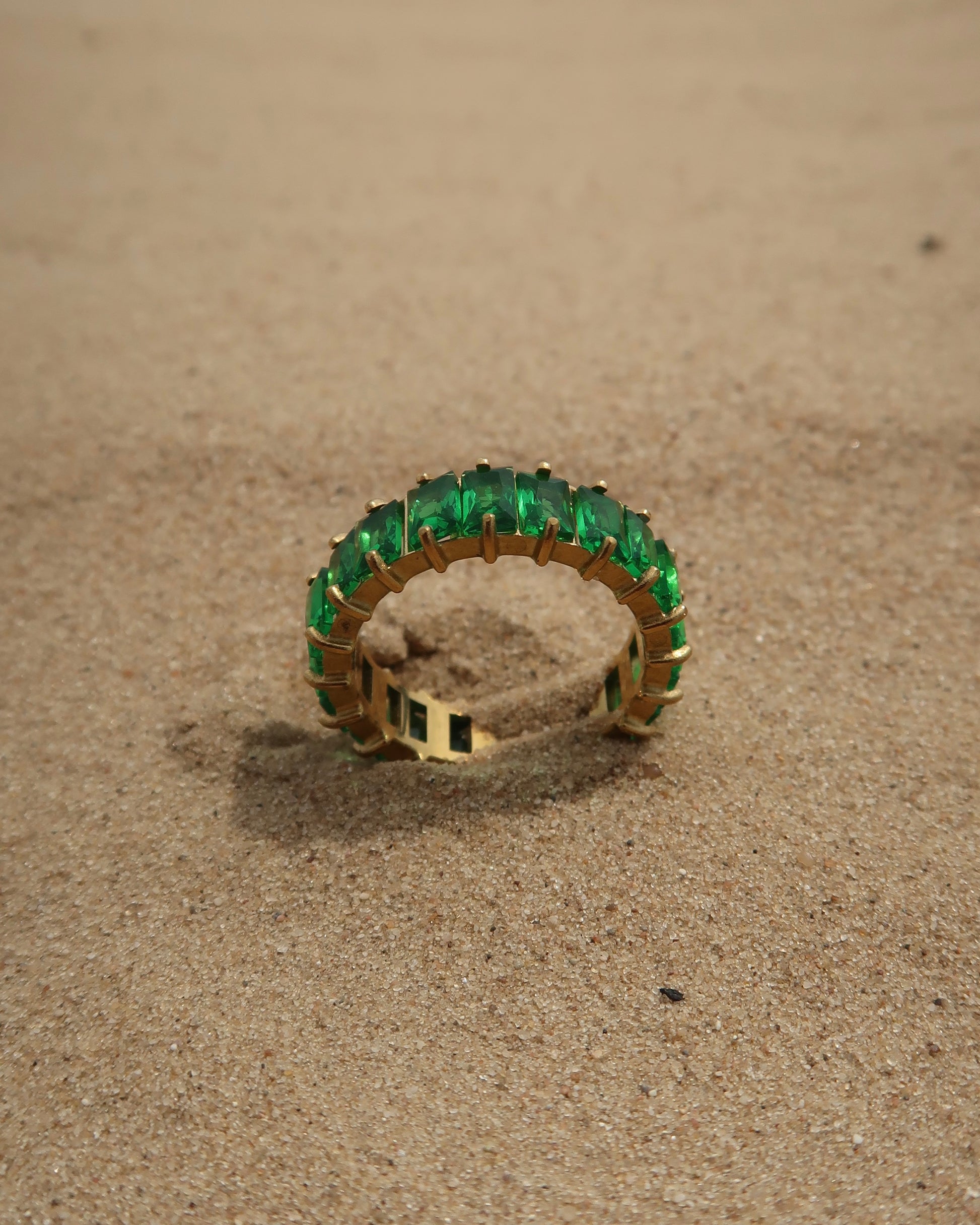 Madeira Ring in groen: goudkleurige ring met glinsterende groene steentjes. Waterproof en van stainless steel.