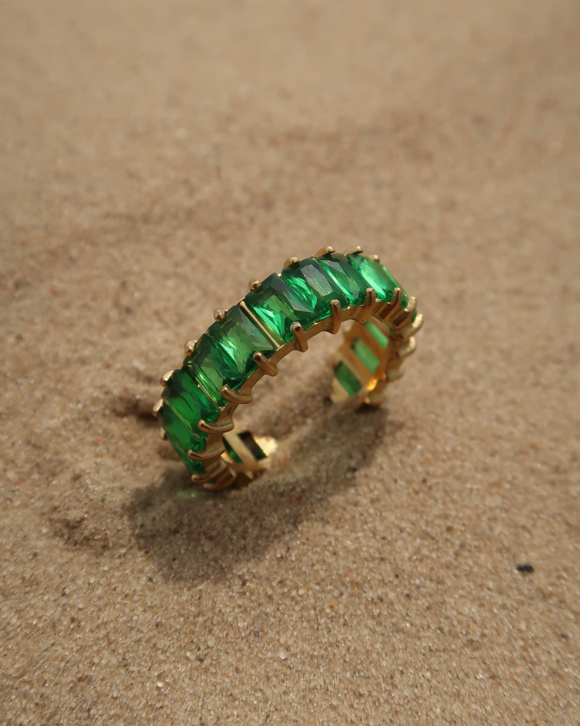 Madeira Ring in groen: goudkleurige ring met glinsterende groene steentjes. Waterproof en van stainless steel.