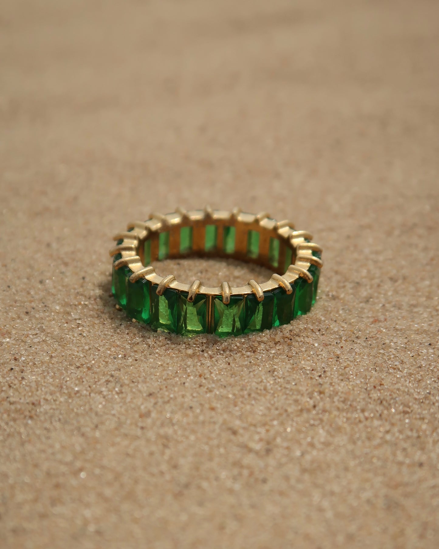 Madeira Ring in groen: goudkleurige ring met glinsterende groene steentjes. Waterproof en van stainless steel.