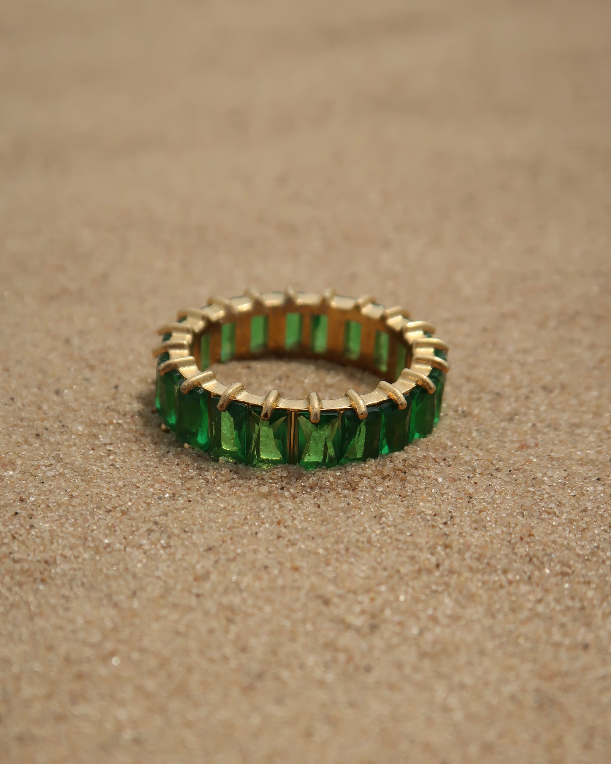 Madeira Ring in groen: goudkleurige ring met glinsterende groene steentjes. Waterproof en van stainless steel.