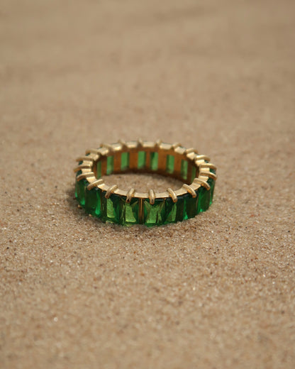 Madeira Ring in groen: goudkleurige ring met glinsterende groene steentjes. Waterproof en van stainless steel.