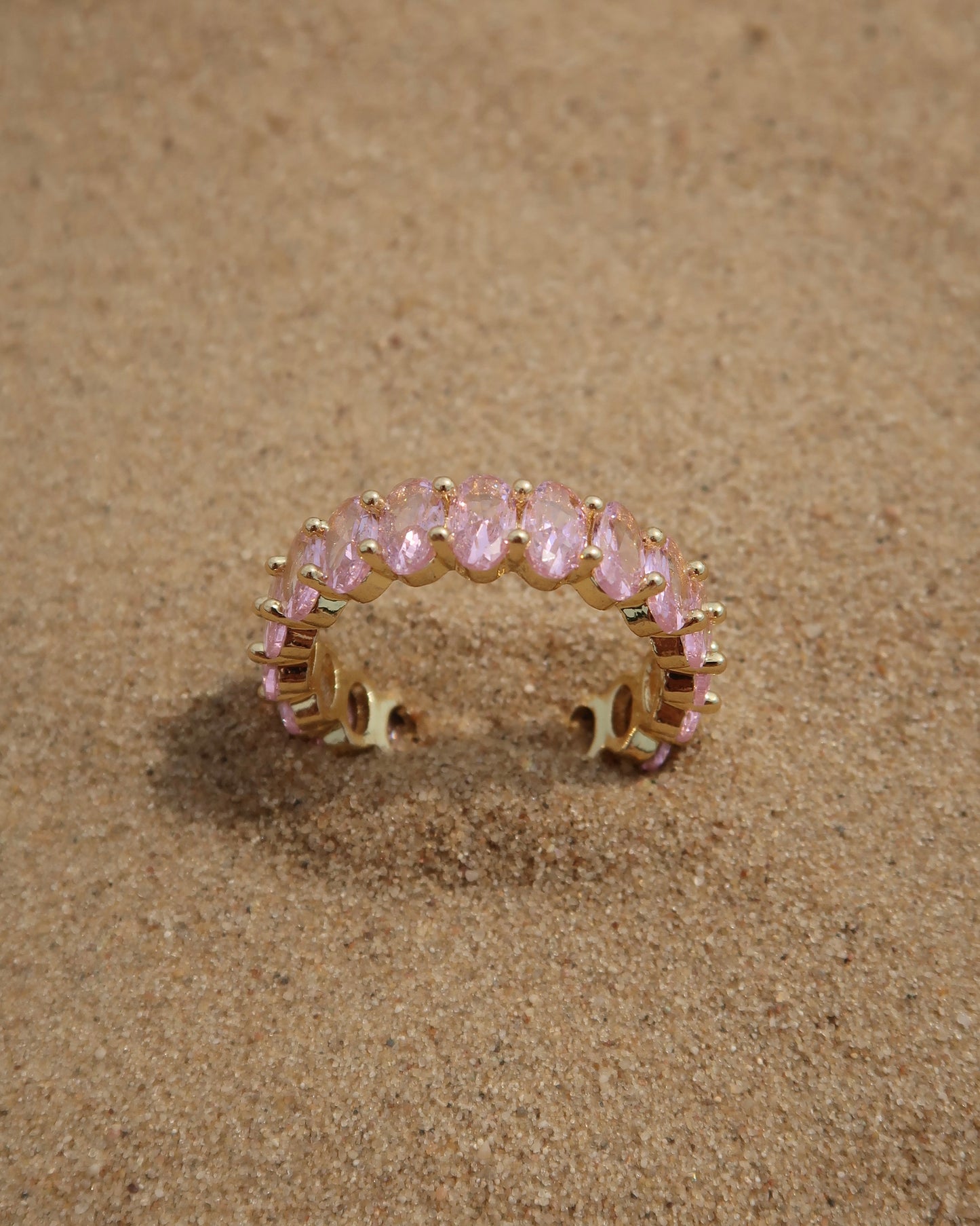 Madeira Ring in roze: goudkleurige ring met sprankelende roze steentjes. Waterproof en van stainless steel.