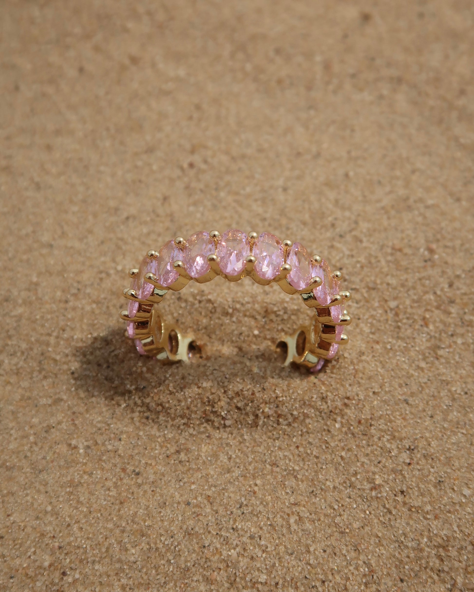Madeira Ring in roze: goudkleurige ring met sprankelende roze steentjes. Waterproof en van stainless steel.