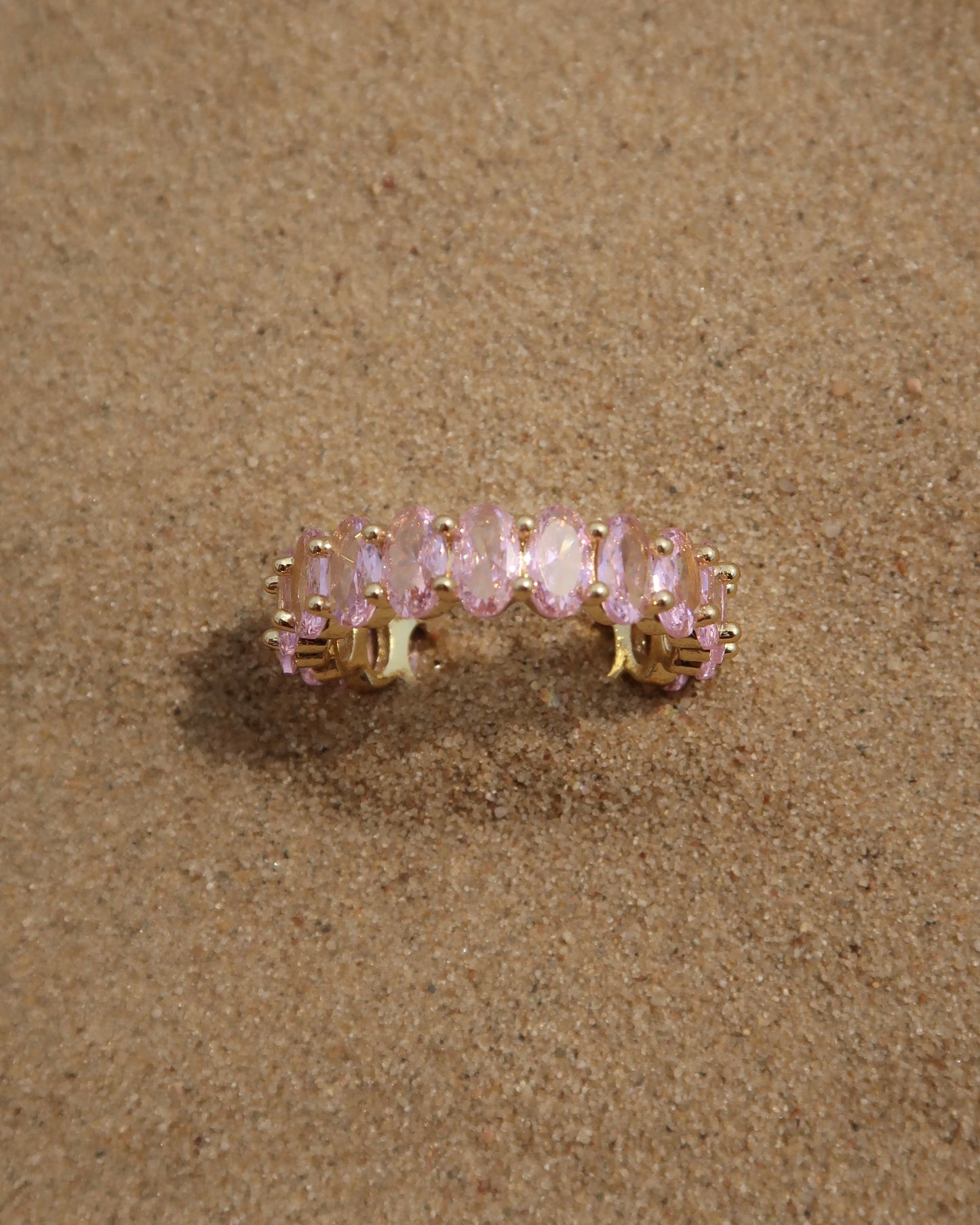 Madeira Ring in roze: goudkleurige ring met sprankelende roze steentjes. Waterproof en van stainless steel.