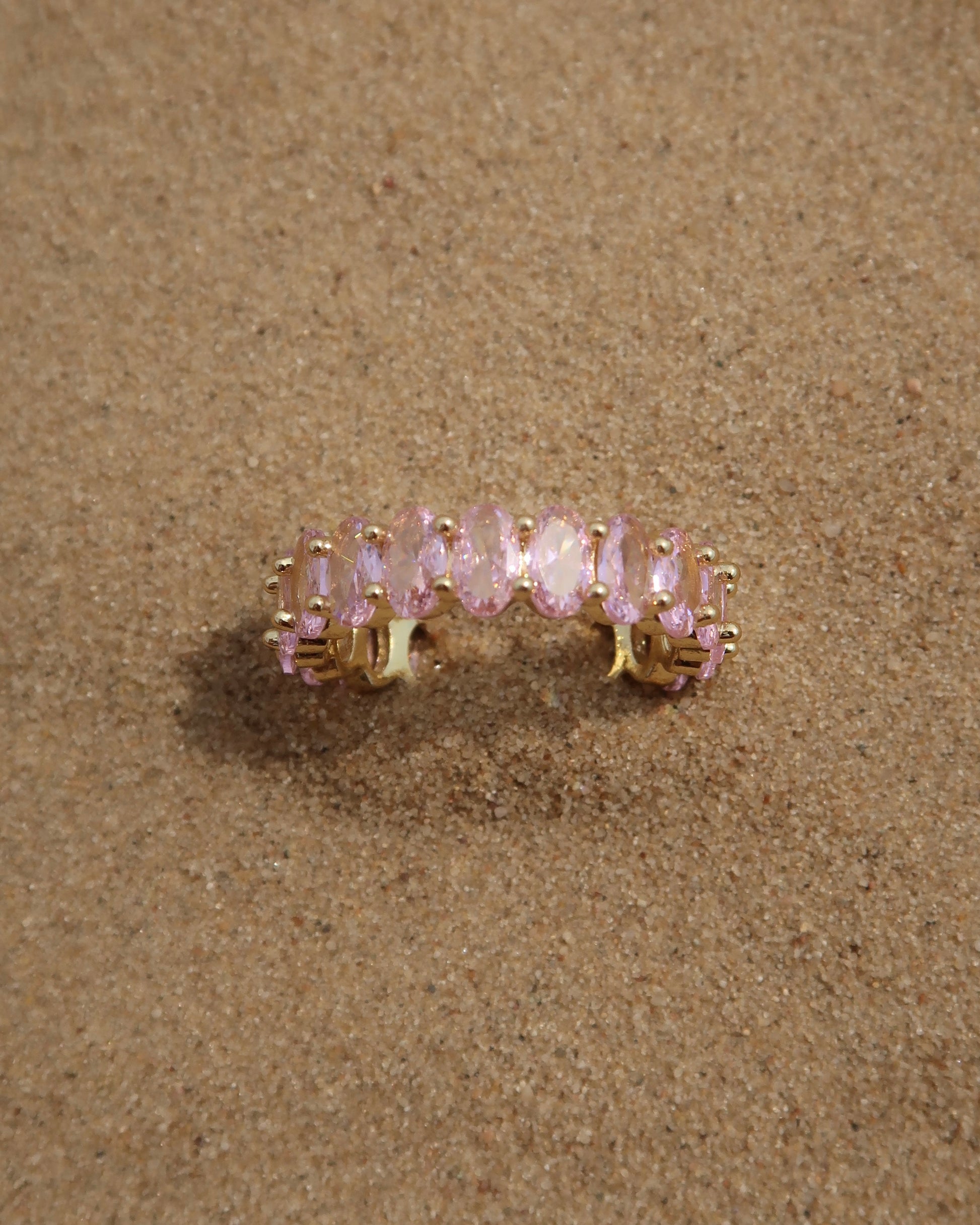 Madeira Ring in roze: goudkleurige ring met sprankelende roze steentjes. Waterproof en van stainless steel.