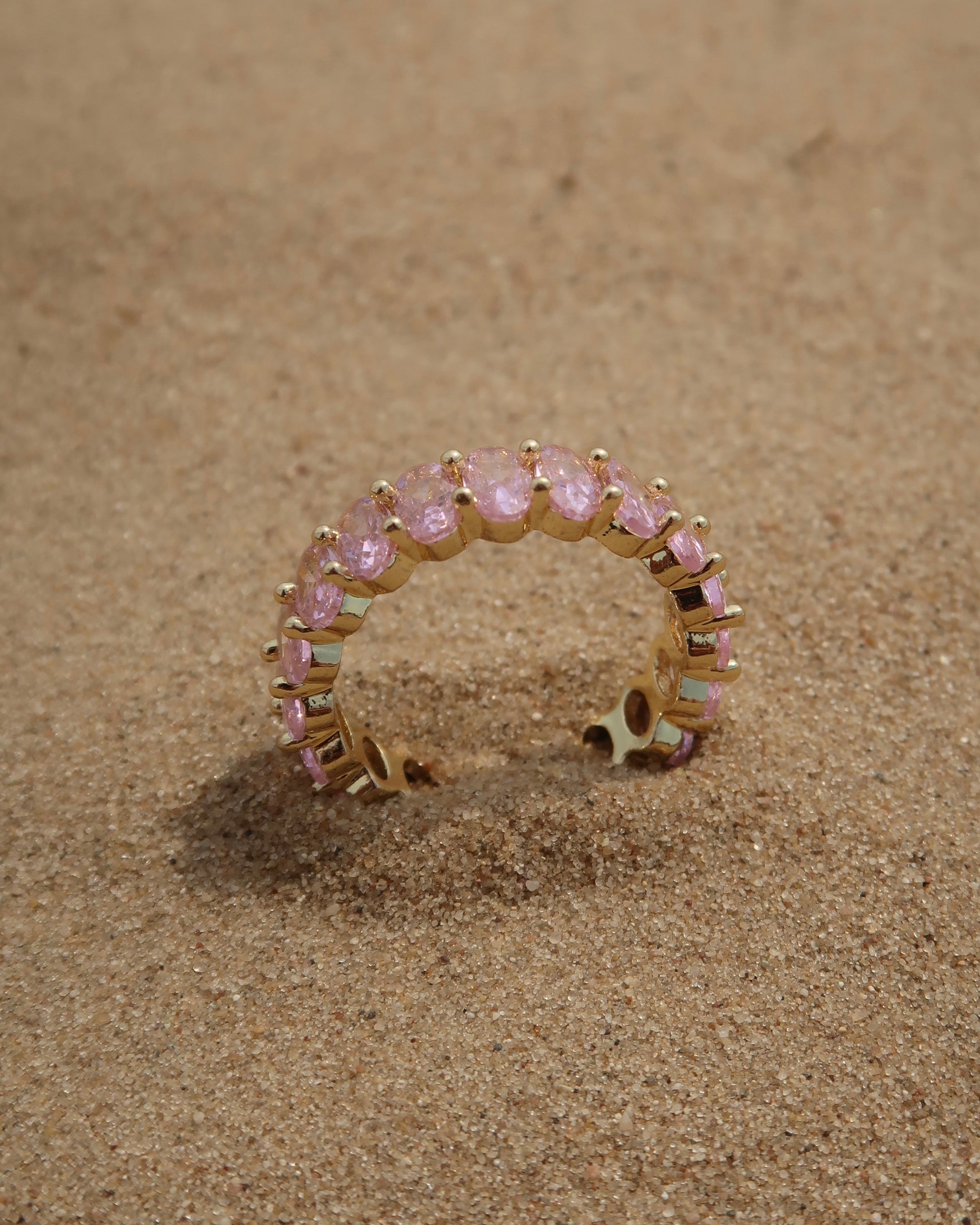 Madeira Ring in roze: goudkleurige ring met sprankelende roze steentjes. Waterproof en van stainless steel.