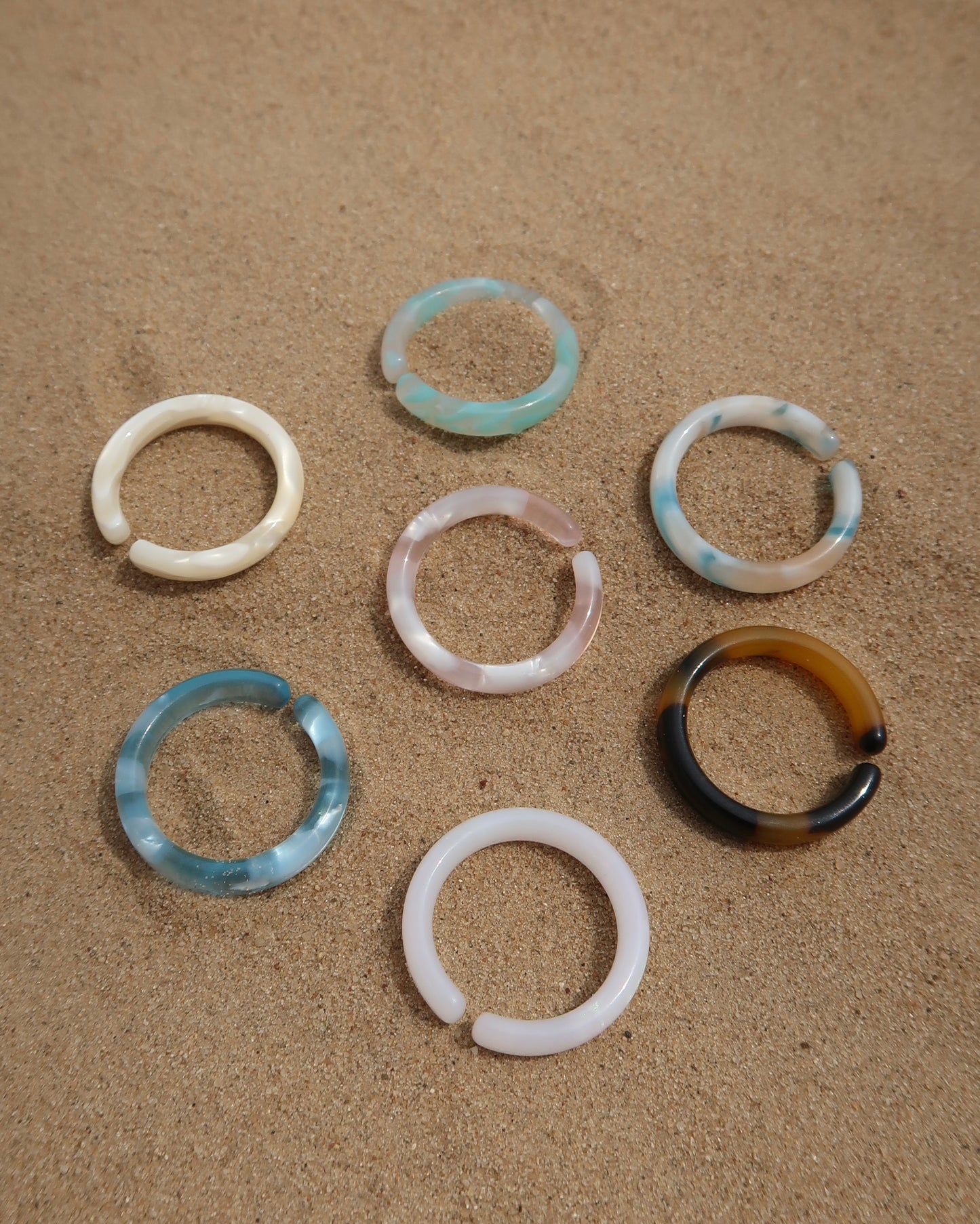 Palermo ringen: kleurrijke kunststof ringen in diverse tinten. Licht, trendy en leuk om te combineren.