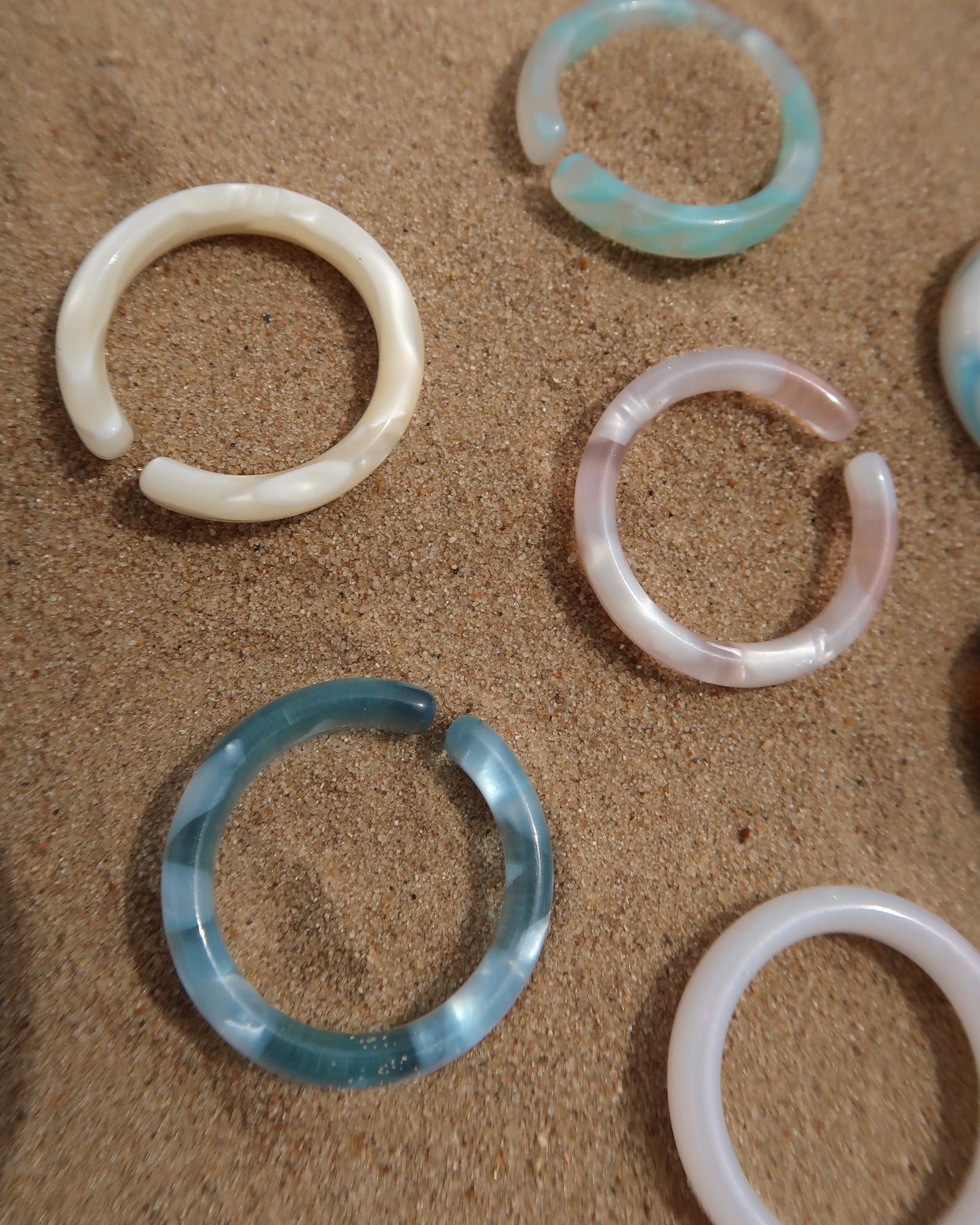 Palermo ringen: kleurrijke kunststof ringen in diverse tinten. Licht, trendy en leuk om te combineren.