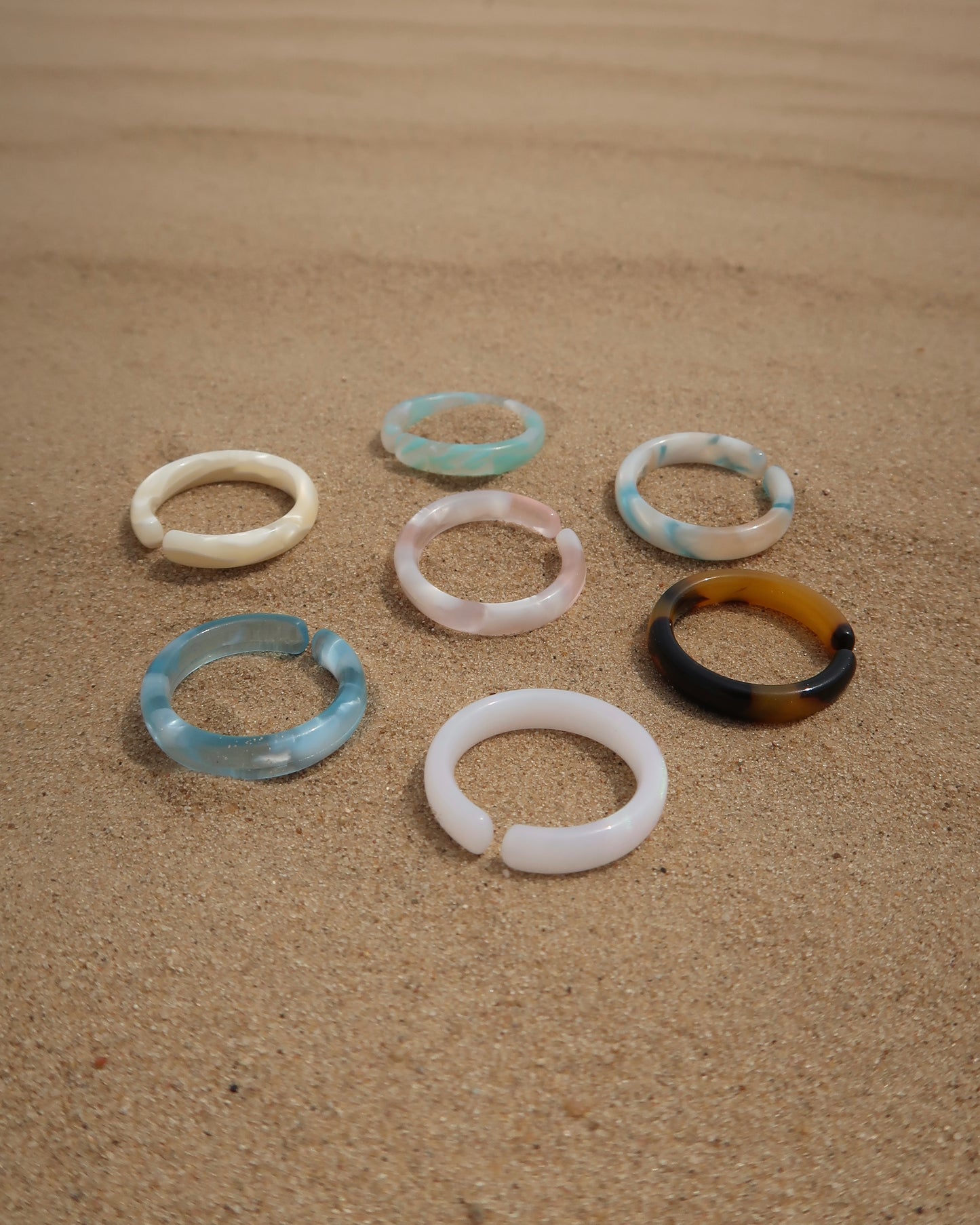Palermo ringen: kleurrijke kunststof ringen in diverse tinten. Licht, trendy en leuk om te combineren.
