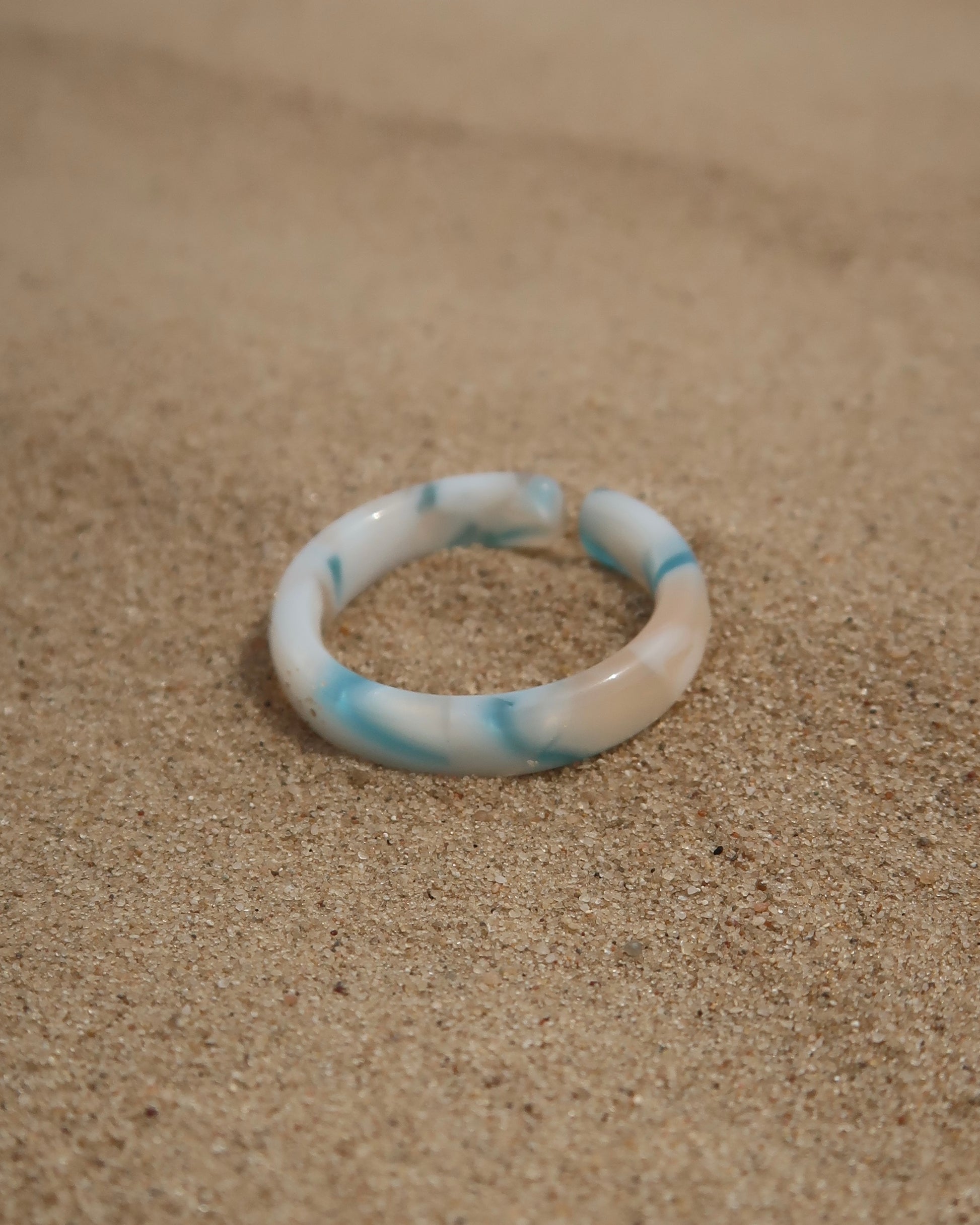 Palermo ringen: kleurrijke kunststof ringen in diverse tinten. Licht, trendy en leuk om te combineren.