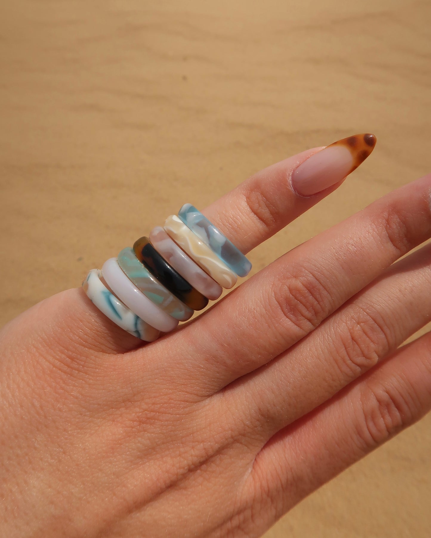 Palermo ringen: kleurrijke kunststof ringen in diverse tinten. Licht, trendy en leuk om te combineren.