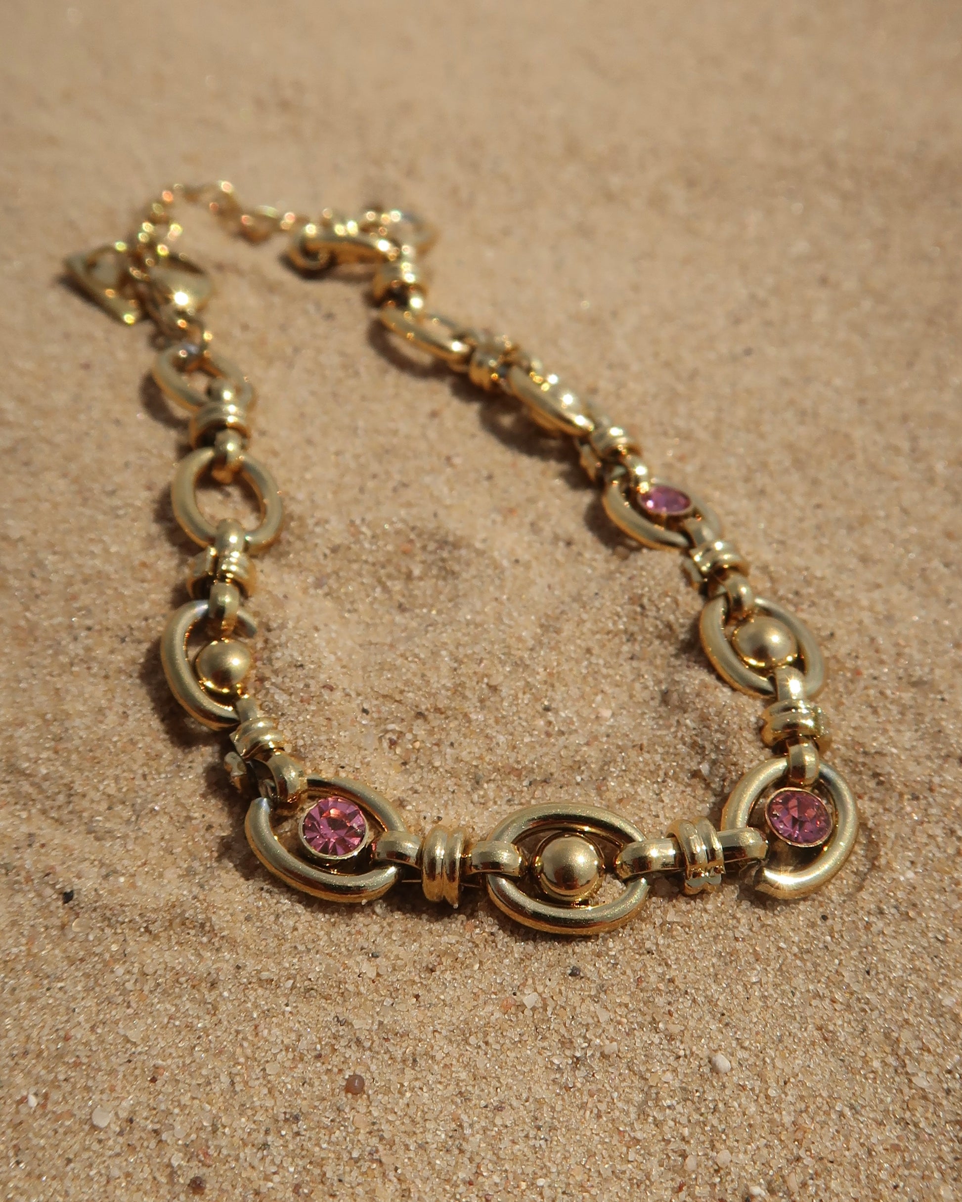 Gouden statement armband met roze steentjes van stainless steel 