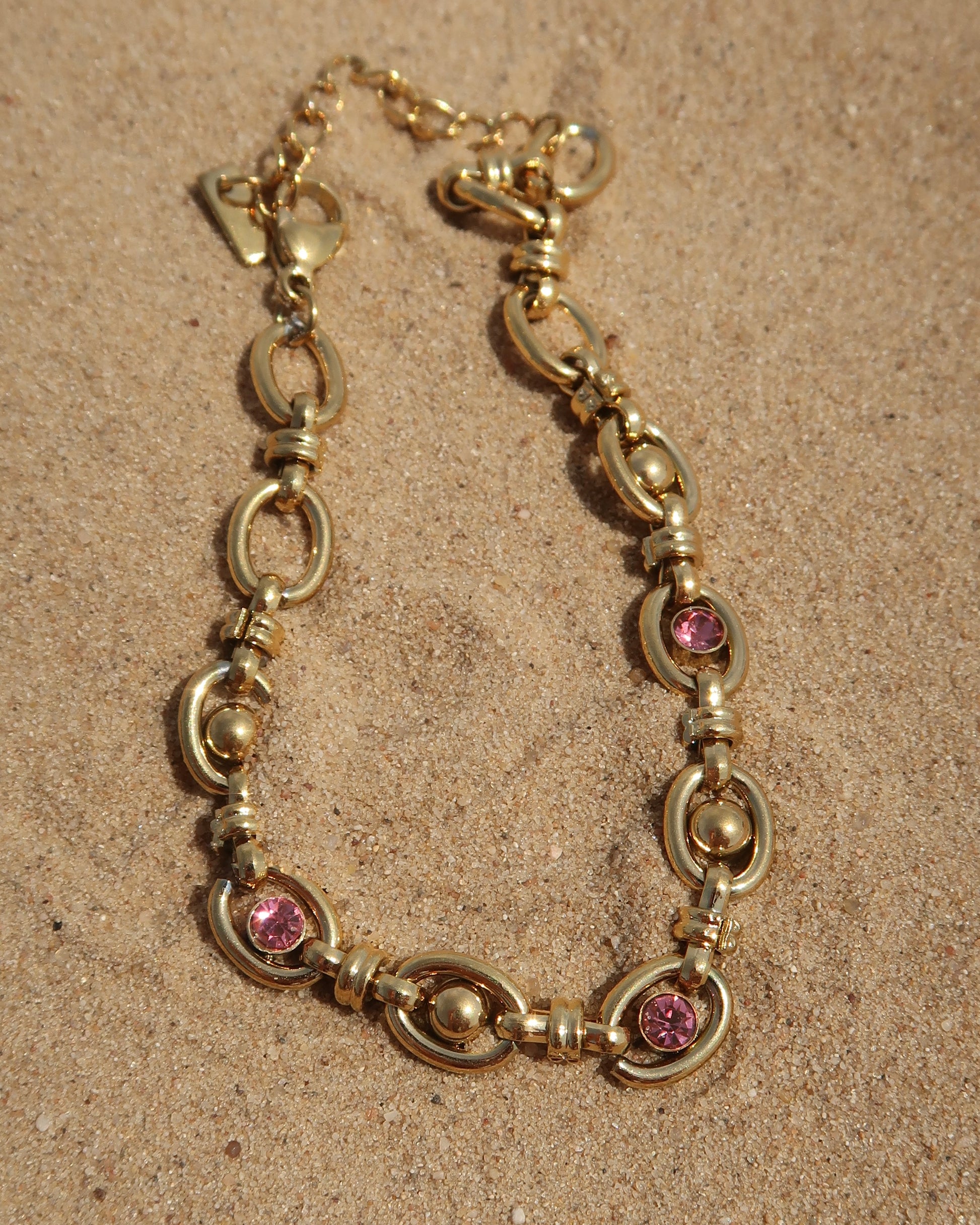 Gouden statement armband met roze steentjes van stainless steel 