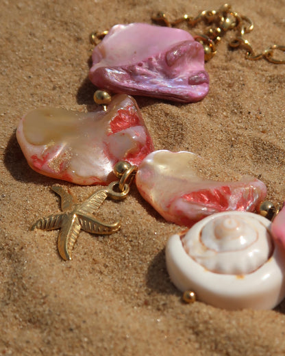 Statement armband van roze schelpen met speelse bedels