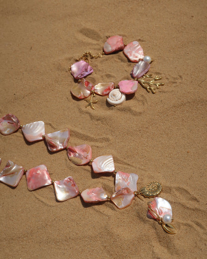 Zomerse sieradenset met roze schelpen en bedels, bestaande uit armband en ketting. Waterproof en van stainless steel.