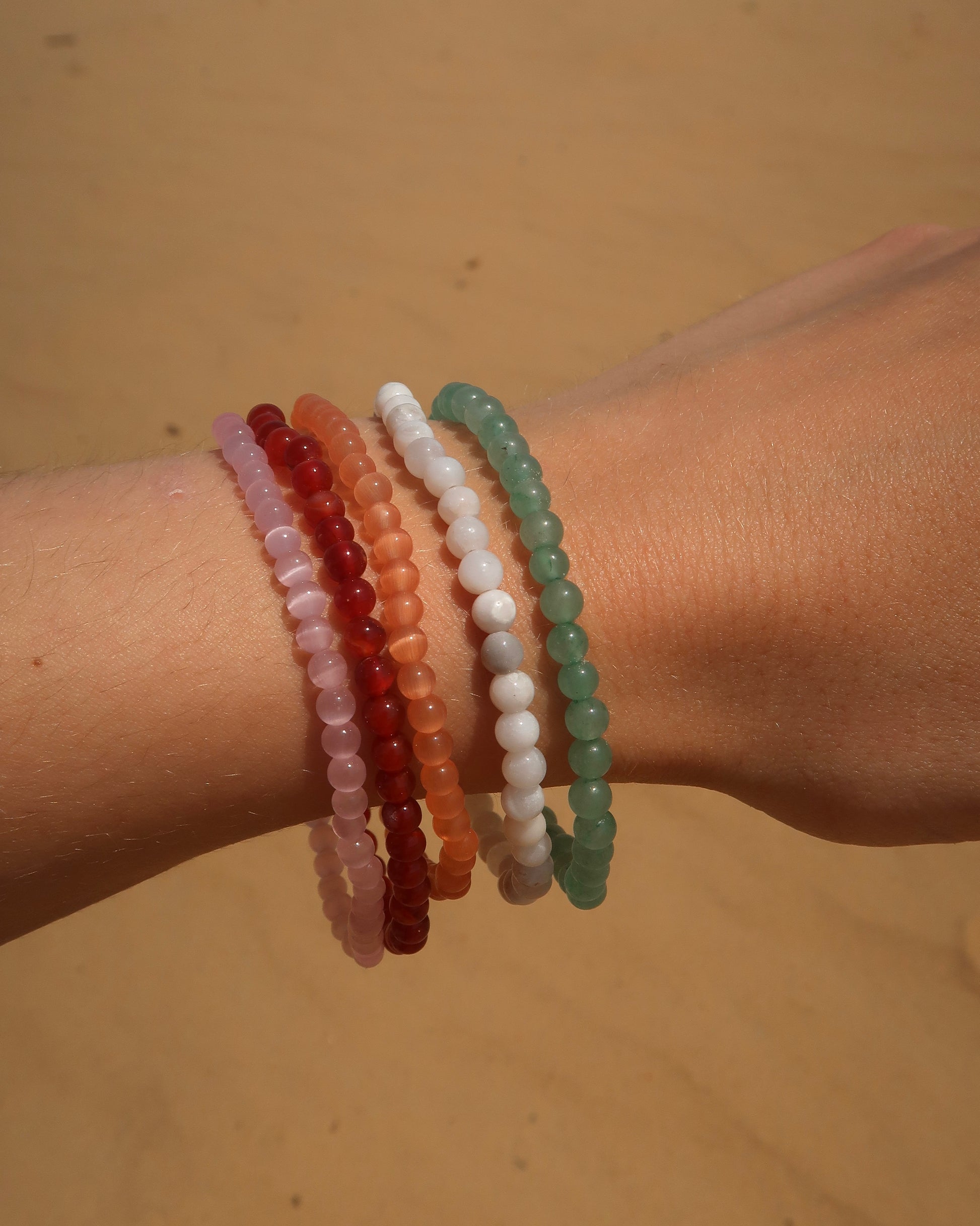 Elastische armband van kralen 