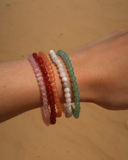 Elastische armband van kralen 