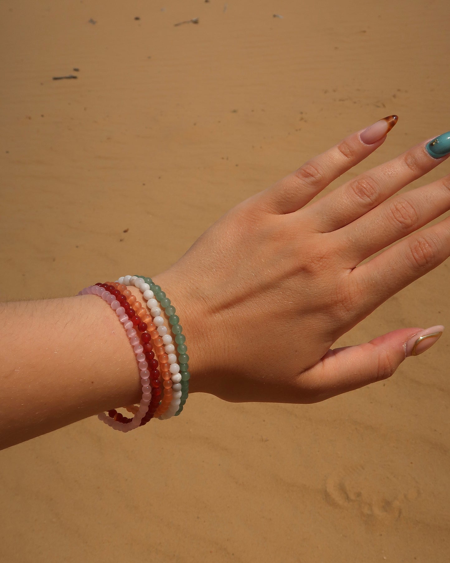 Elastische armband van kralen 