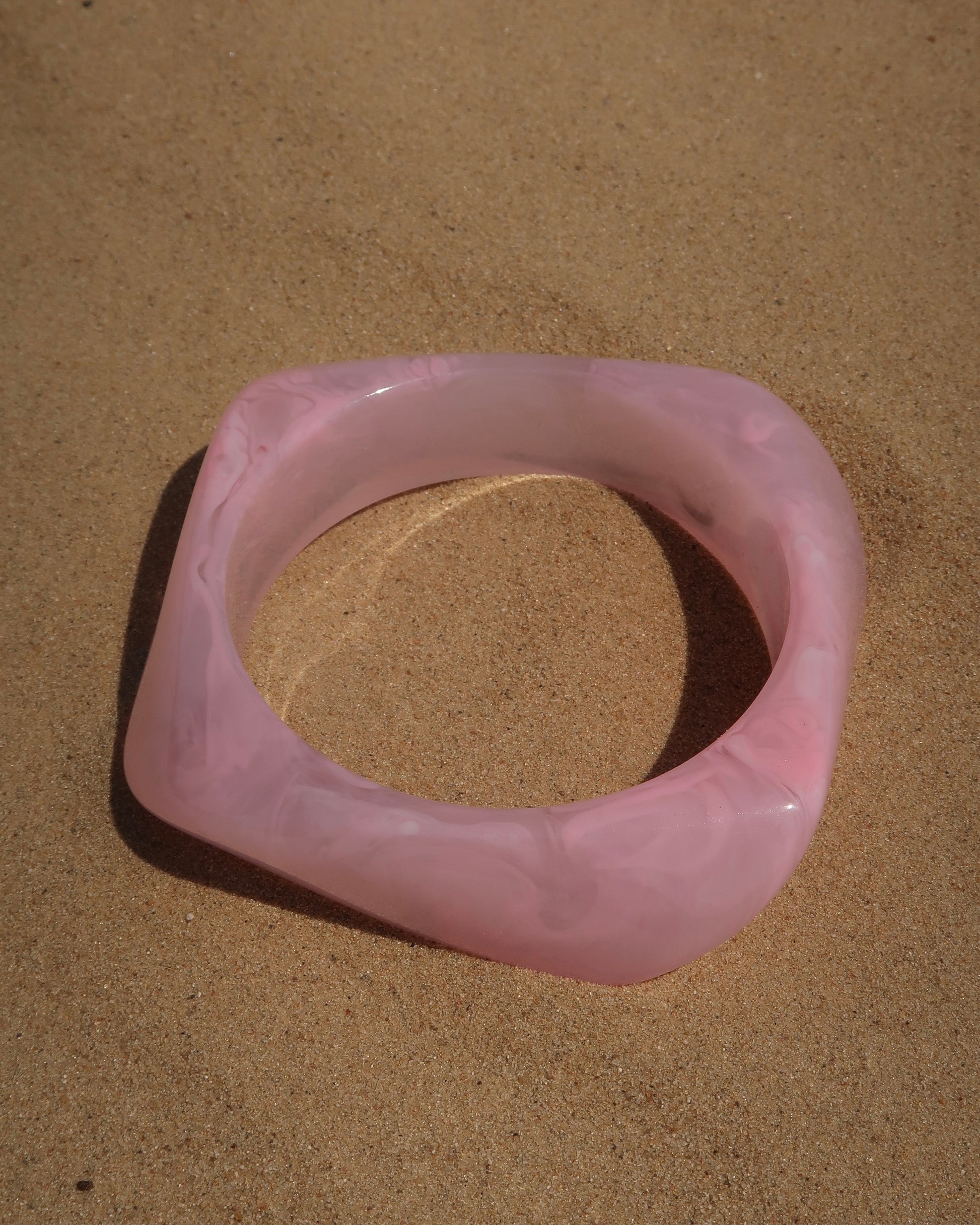 Corsica Bangle, zomer armband, Hot Sea Collection, amber bangle, parelwit bangle, dames armband zomer, strand sieraden.