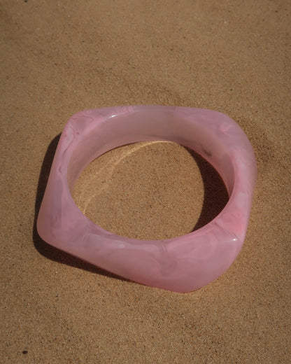 Corsica Bangle, zomer armband, Hot Sea Collection, amber bangle, parelwit bangle, dames armband zomer, strand sieraden.