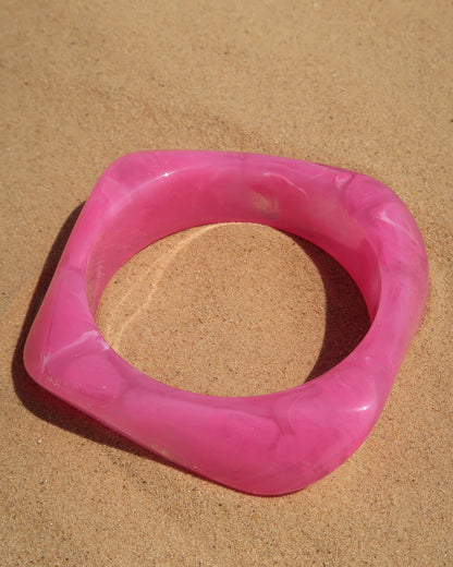 Corsica Bangle, zomer armband, Hot Sea Collection, amber bangle, parelwit bangle, dames armband zomer, strand sieraden.