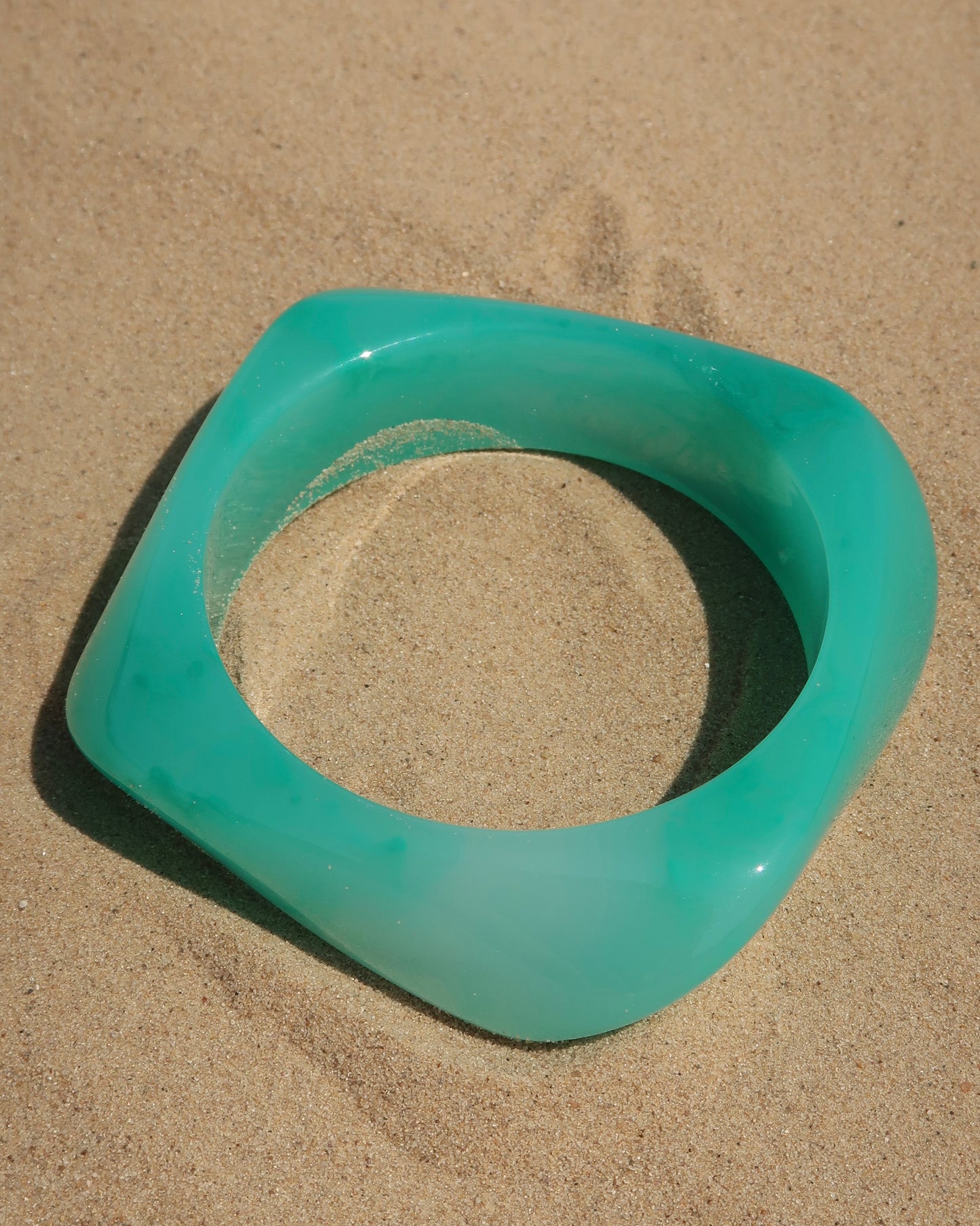 Corsica Bangle, zomer armband, Hot Sea Collection, amber bangle, parelwit bangle, dames armband zomer, strand sieraden.