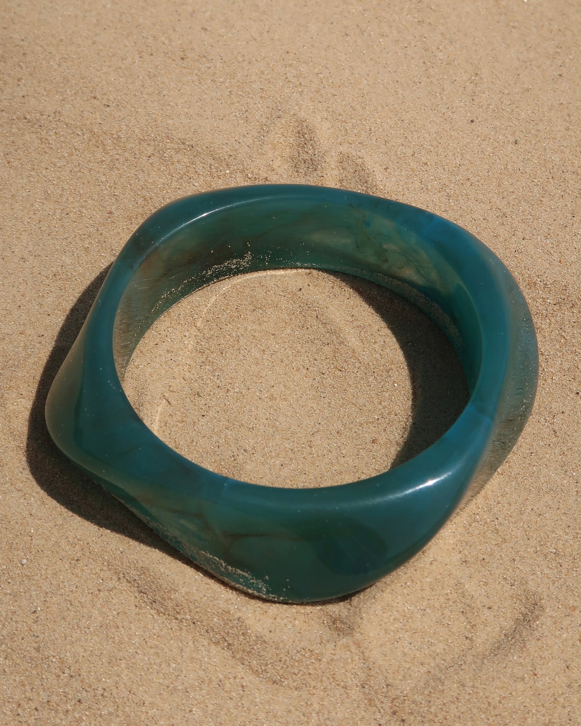 Corsica Bangle, zomer armband, Hot Sea Collection, amber bangle, parelwit bangle, dames armband zomer, strand sieraden.