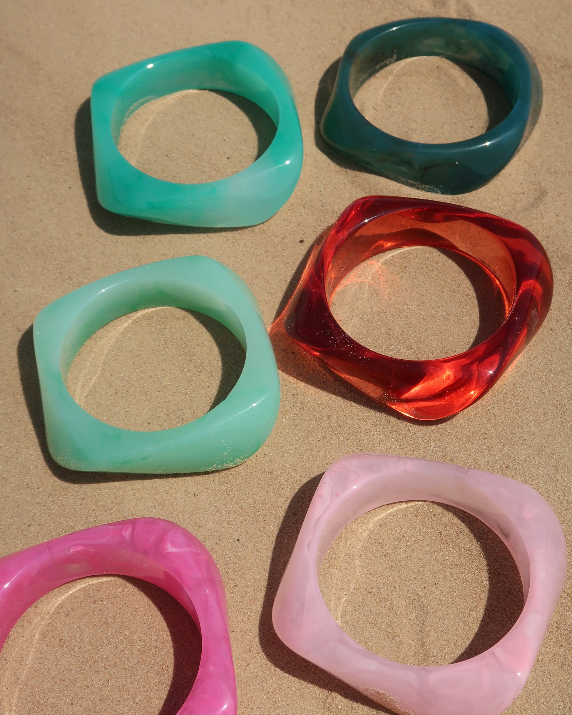 Corsica Bangle, zomer armband, Hot Sea Collection, amber bangle, parelwit bangle, dames armband zomer, strand sieraden.