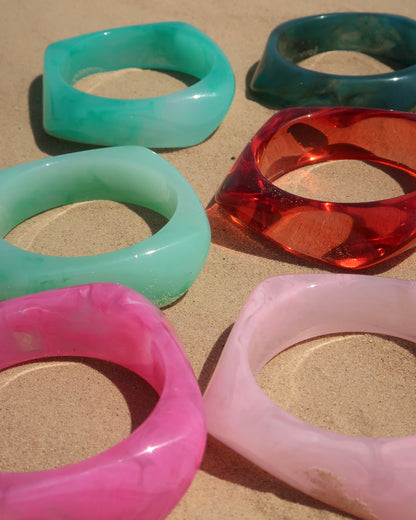 Corsica Bangle, zomer armband, Hot Sea Collection, amber bangle, parelwit bangle, dames armband zomer, strand sieraden.