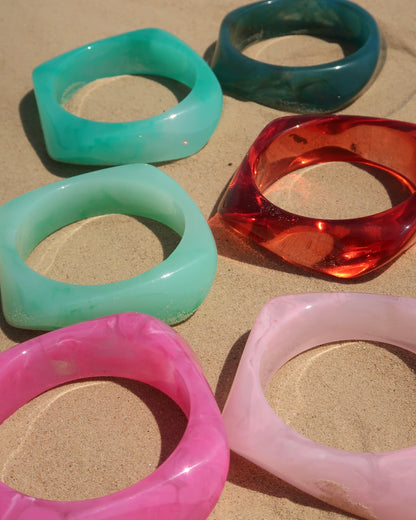 Corsica Bangle, zomer armband, Hot Sea Collection, amber bangle, parelwit bangle, dames armband zomer, strand sieraden.