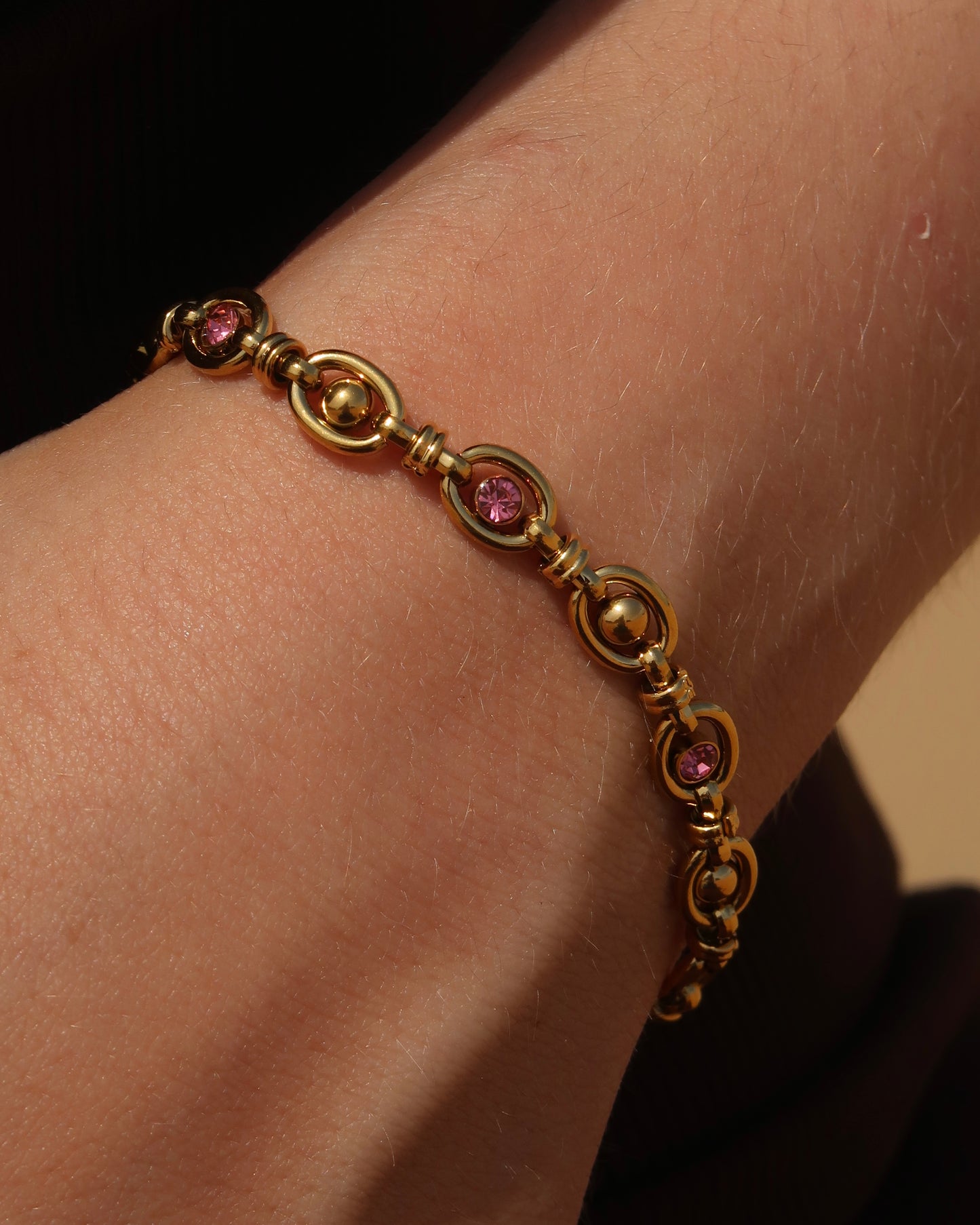 Gouden statement armband met roze steentjes van stainless steel 