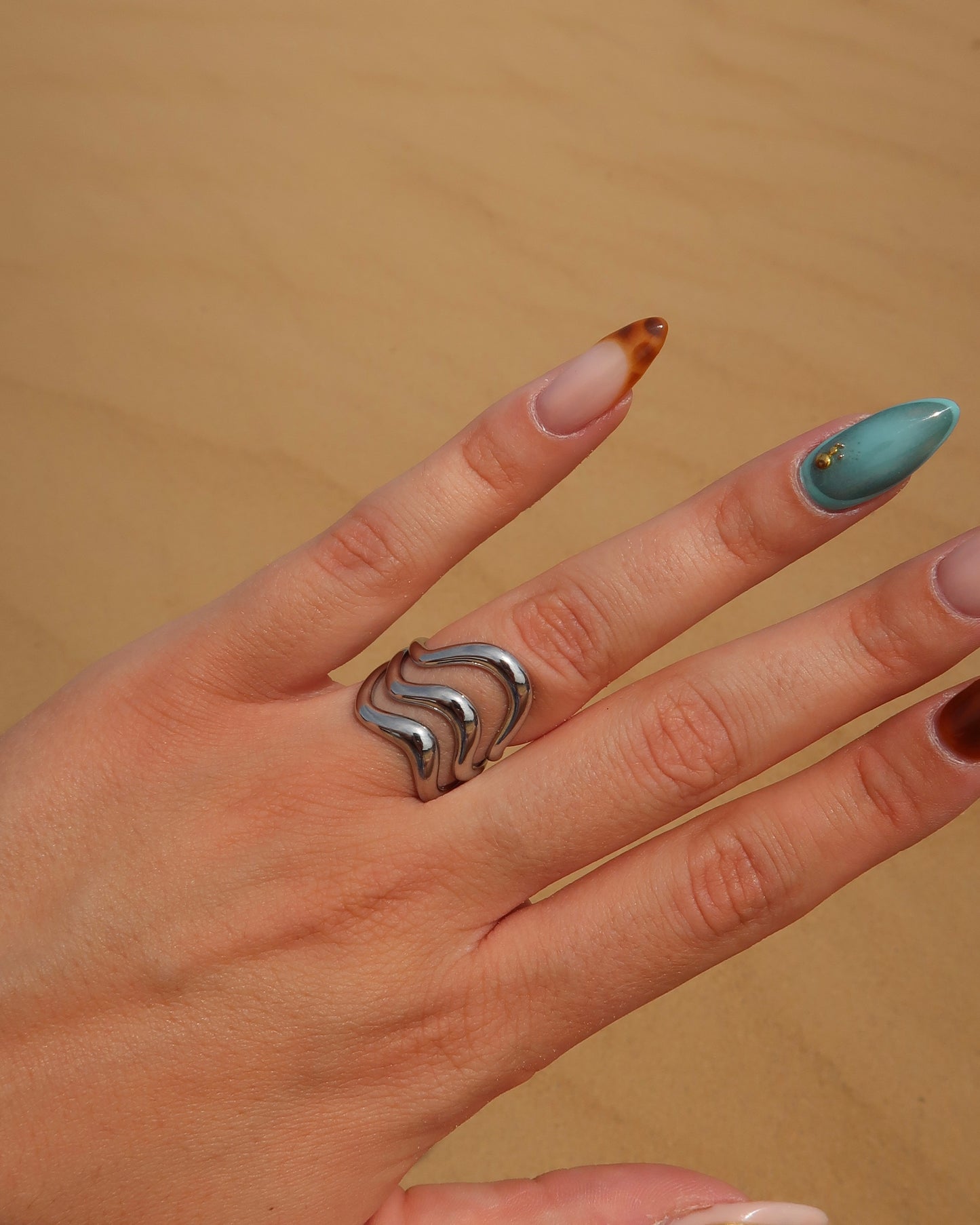 Flow Ring: zilverkleurige ring met golvend design. Minimalistische statement ring, stainless steel en waterproof.