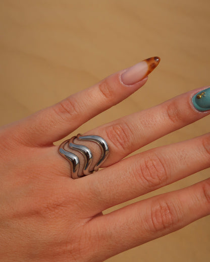 Flow Ring: zilverkleurige ring met golvend design. Minimalistische statement ring, stainless steel en waterproof.