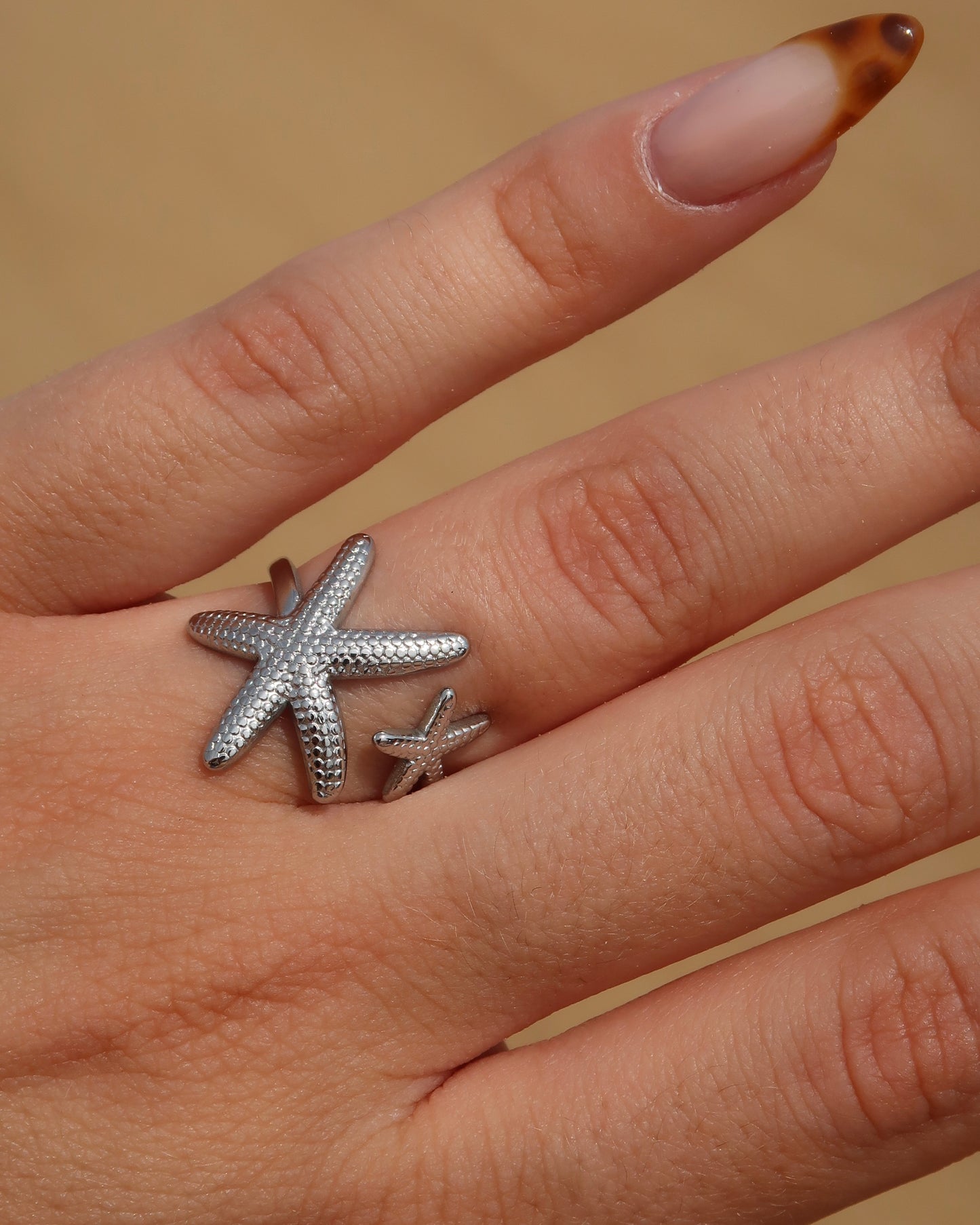 Zanzibar Ring: zilveren ring met open design en twee zeesterren. Speelse zomerse look, stainless steel en waterproof.