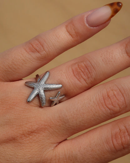 Zanzibar Ring: zilveren ring met open design en twee zeesterren. Speelse zomerse look, stainless steel en waterproof.
